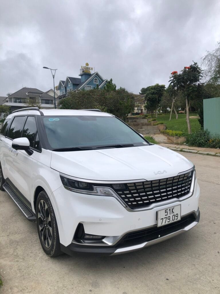 thuê xe carnival đưa đón sân bay