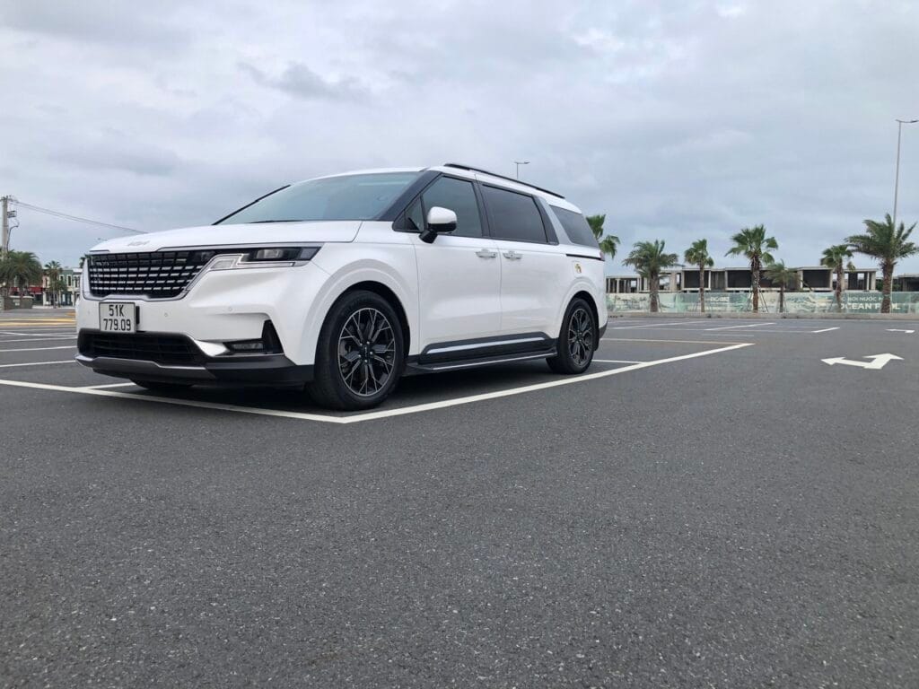 thuê xe carnival đưa đón sân bay